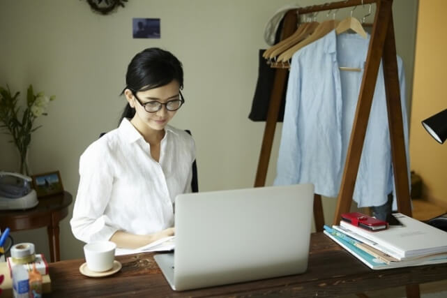 自宅でパソコンで仕事している女性